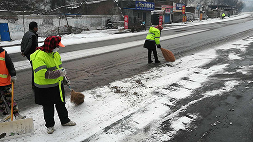 耀邦环卫工寒冬中清扫街道.jpg 520耀邦环卫工1.jpg